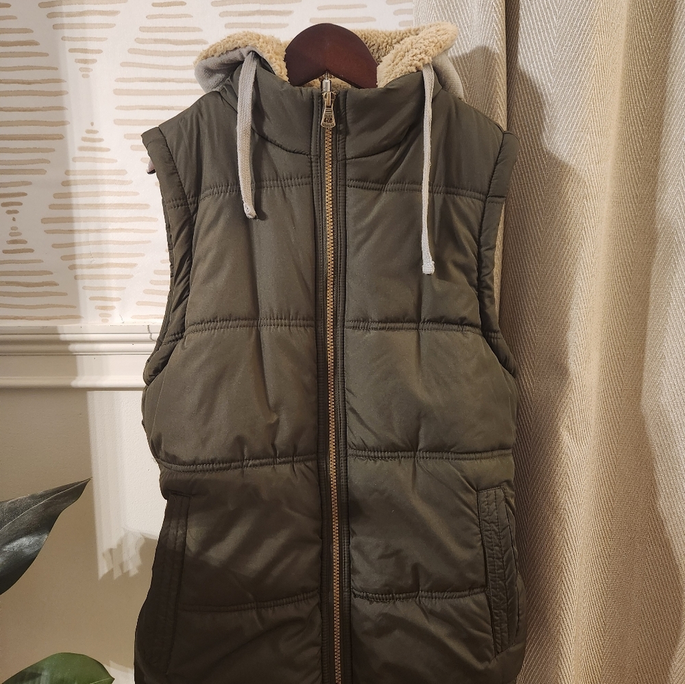 EUC Mens sherpa lined puffer vest